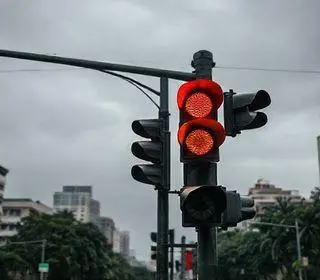 CET usa bateria de viatura para ligar semáforos